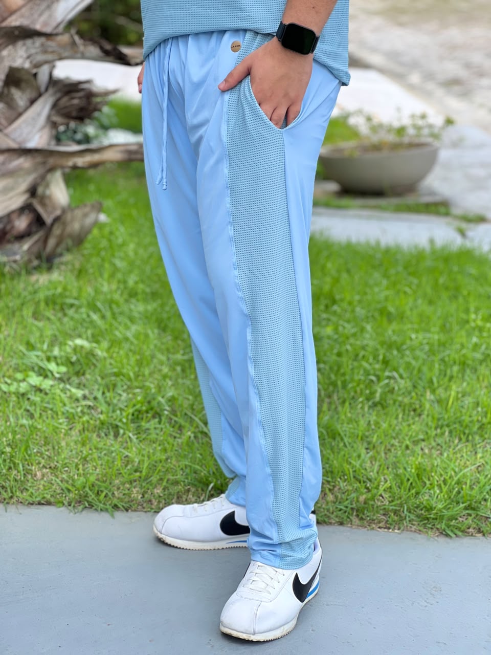 Calça Unissex Azul Claro — Faixa Lateral em Tela