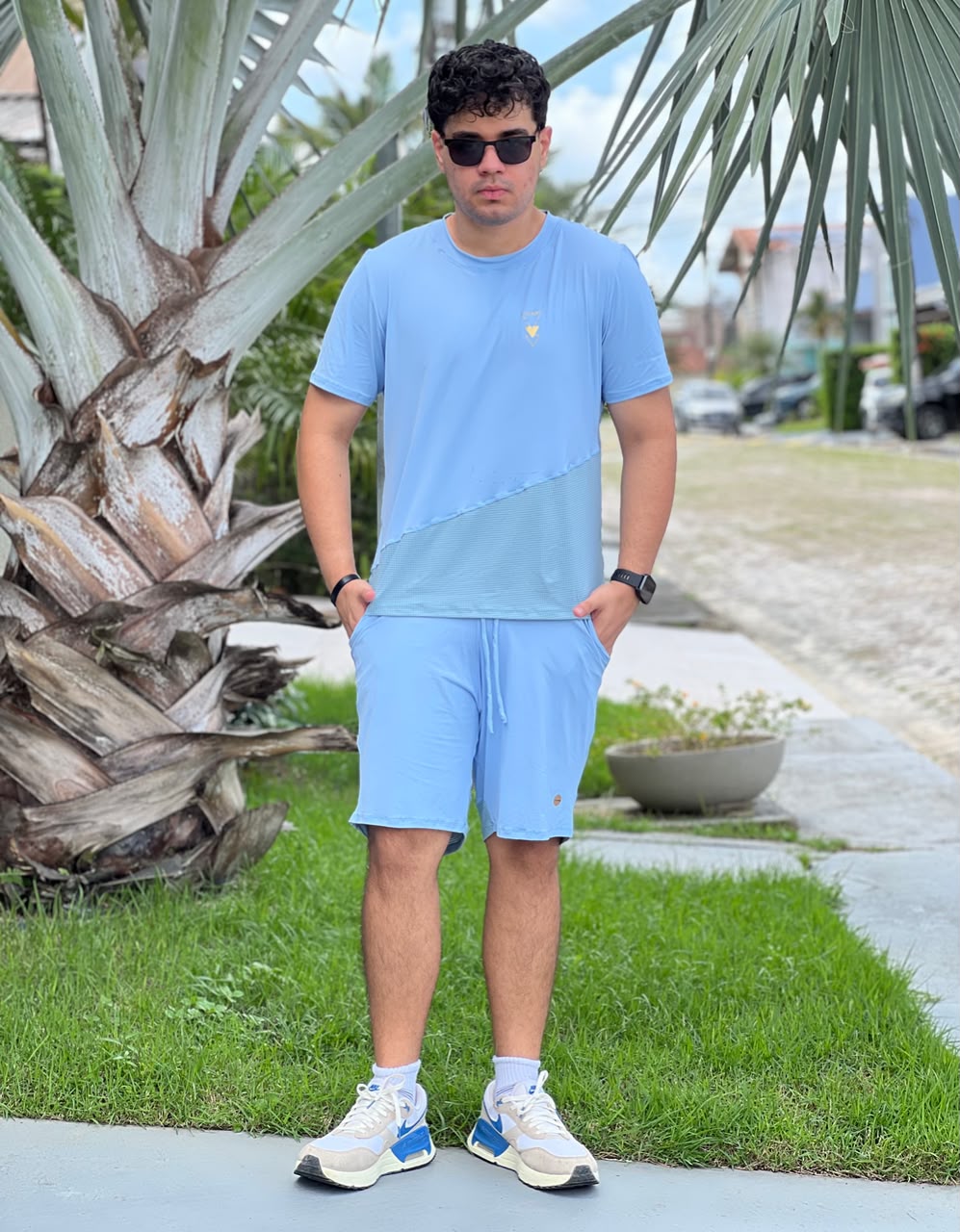 Camiseta Masculina Azul Claro — Recorte Diagonal em Tela