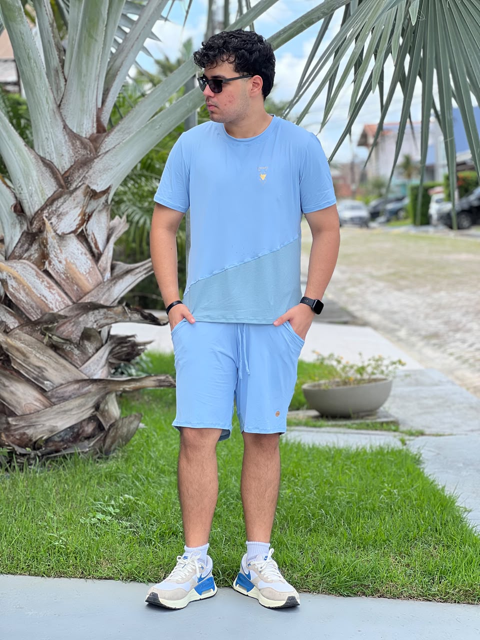 Camiseta Masculina Azul Claro — Recorte Diagonal em Tela