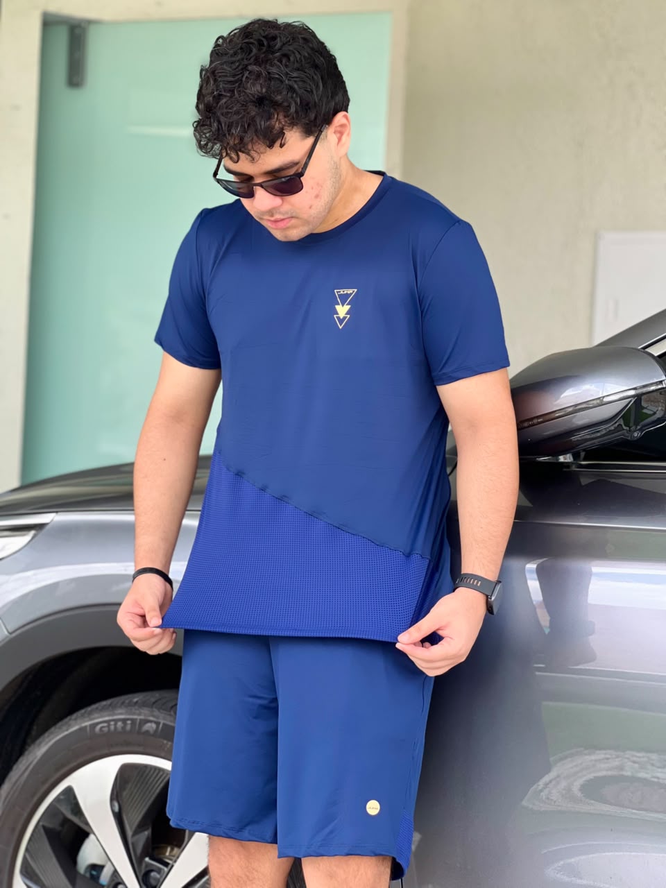 Camiseta Masculina Azul Marinho — Recorte Diagonal em Tela