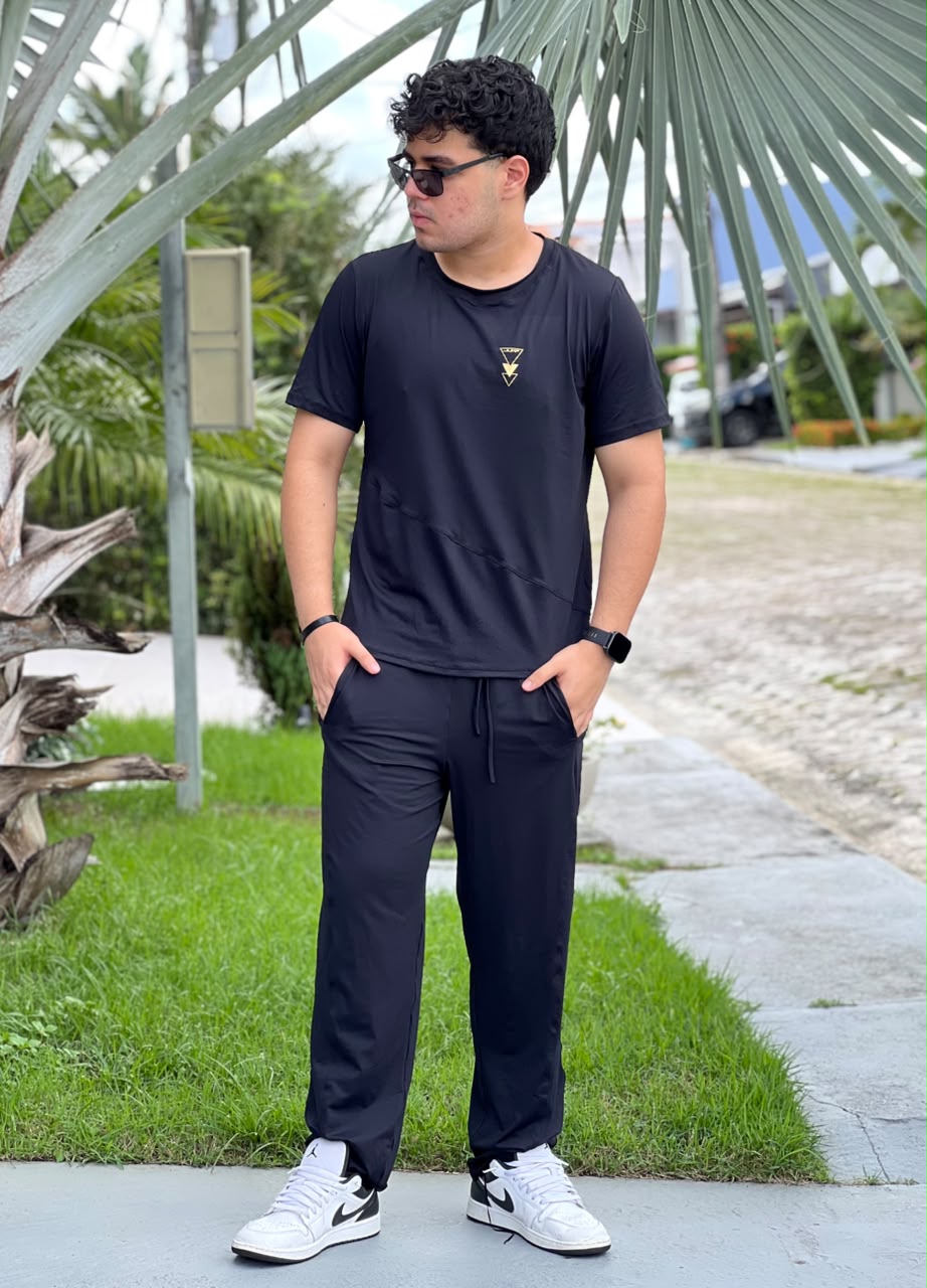 Camiseta Masculina Preta — Recorte Diagonal em Tela