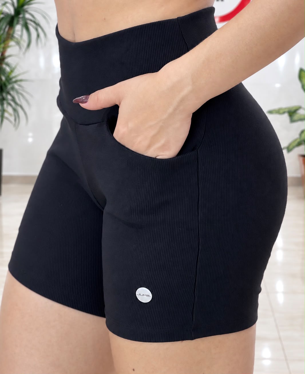 Short Cintura Alta Canelado Preto com Bolso