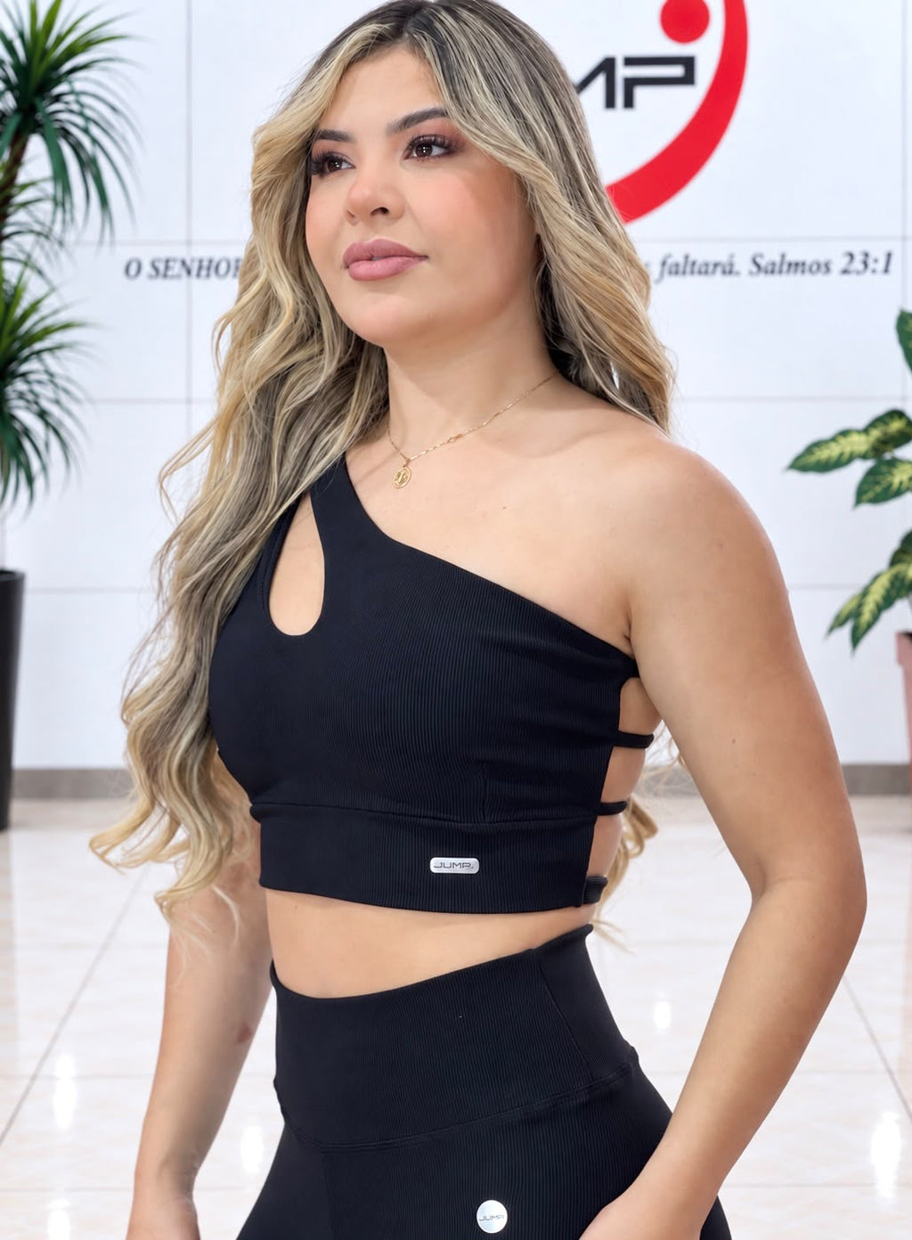 Top Ombro Único Canelado Preto Costas Strappy