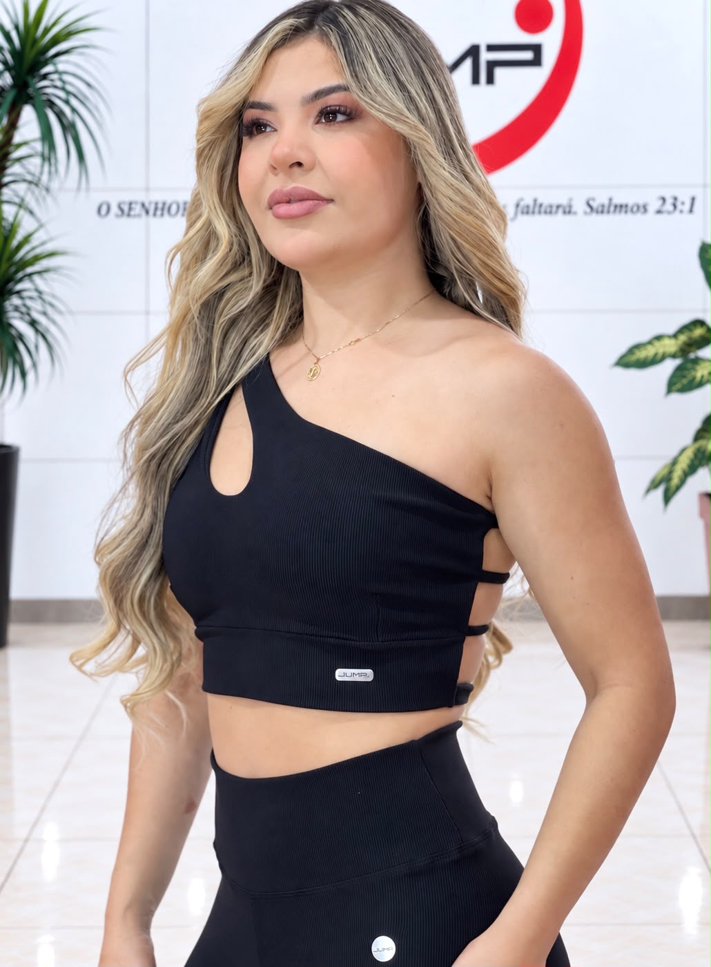 Top Ombro Único Canelado Preto Costas Strappy