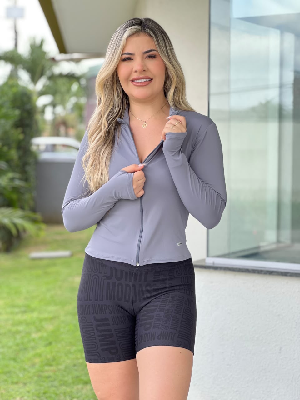 Casaco Fitness Cinza com Punho Polegar